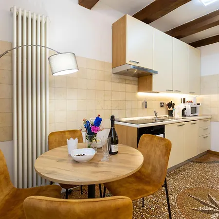 Apartamento Frassinago Deluxe Suites-bolognarooms